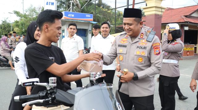 Polres Parimo Bagikan Ratusan Paket Takjil