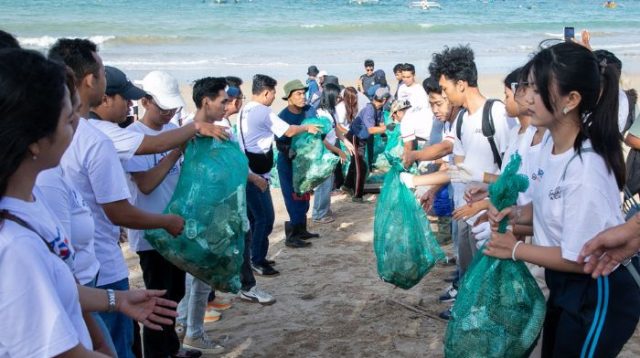 BRI Peduli Ajak Warga Bersih-bersih Pantai Kedonganan Bali