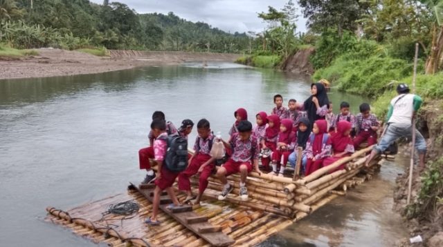 Miris! Anak-anak Dusun Bontopangi-Donggala Nekat Seberangi Sungai Berbuaya Demi Bisa Sekolah