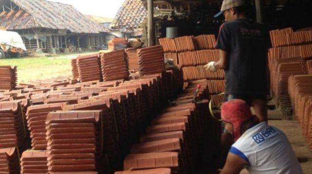 Pengusaha Genteng Jatiwangi Bangkit Berkat KUR BRI, Produksi Meningkat di Tengah Persaingan