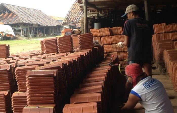 Pengusaha Genteng Jatiwangi Bangkit Berkat KUR BRI, Produksi Meningkat di Tengah Persaingan