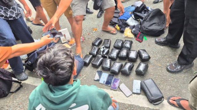 Polisi Tangkap 6 Kurir Pembawa 16 Kg Sabu di Bandara Mutiara Sis Al-Jufri Palu