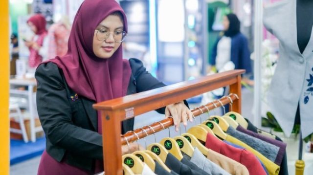 Fesyen Tenun Eksklusif JJC Rumah Jahit Tembus Pasar Lewat LinkUMKM BRI
