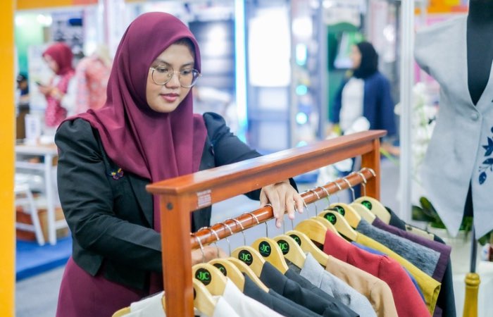 Fesyen Tenun Eksklusif JJC Rumah Jahit Tembus Pasar Lewat LinkUMKM BRI