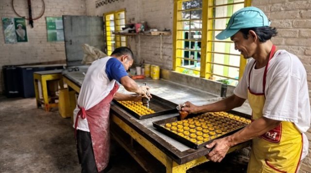 Usaha Kue Semprong Yulianti di Lampung Berkembang Berkat Dukungan BRI