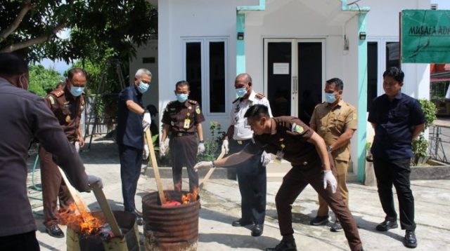 Kejari Parimo Musnahkan Ratusan Barang Bukti, Narkotika Mendominasi