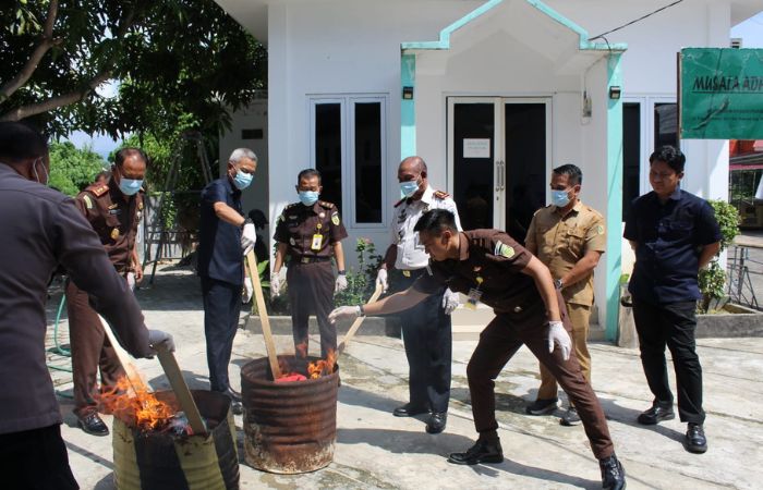 Kejari Parimo Musnahkan Ratusan Barang Bukti, Narkotika Mendominasi