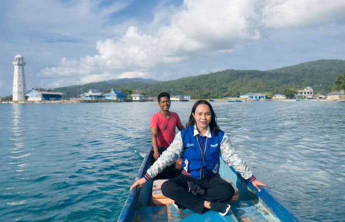 Kisah Mantri BRI di Kei Besar: Terobos Jalan Rusak hingga Ombak Demi Layani Nasabah