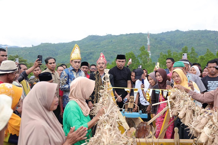Bupati Parimo Dukung Pelestarian Adat di Tomini, Siap Bangun Rumah Adat Olongian Tialo
