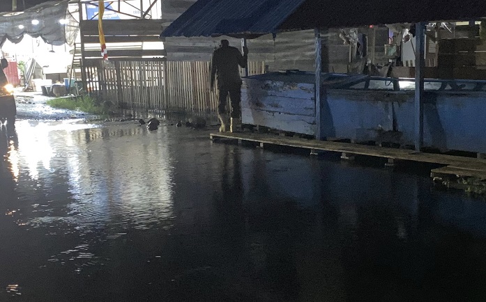Bupati Parimo Tinjau Genangan di Lapak Ikan Moutong, Instruksikan Perbaikan Drainase