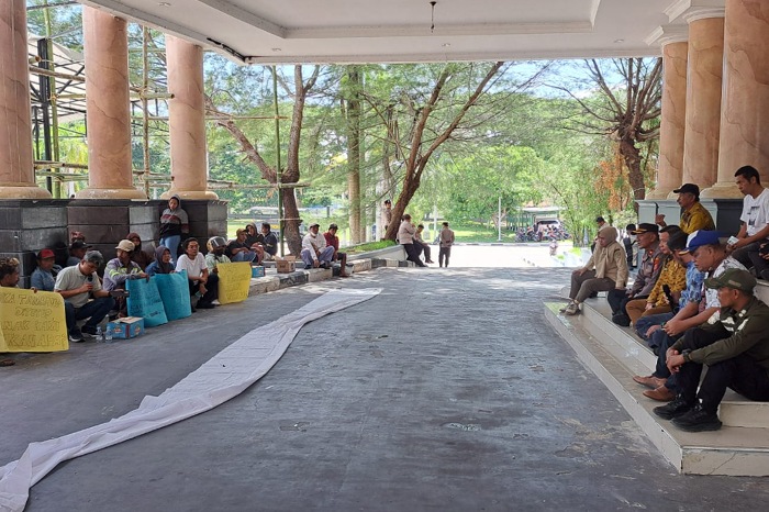 Datangi Kantor Bupati, Massa Pro Tambang Ampibabo Desak Pemkab Parimo Legalisasi PETI