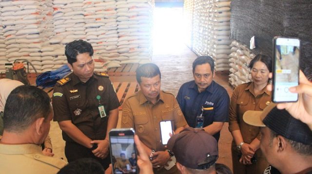 Jelang Penyaluran Bantuan, Pemkab Parimo Pastikan Kualitas Beras Bulog Sesuai Standar