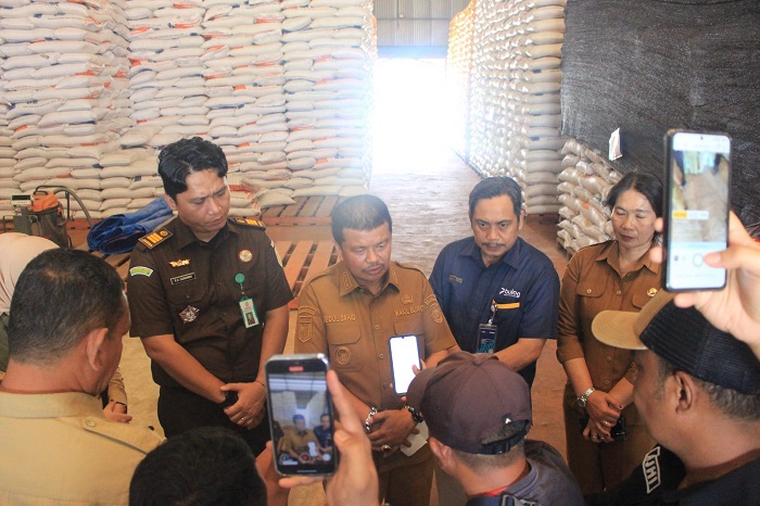 Jelang Penyaluran Bantuan, Pemkab Parimo Pastikan Kualitas Beras Bulog Sesuai Standar