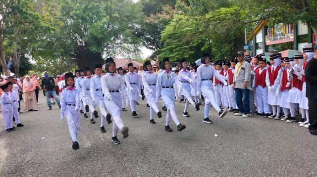 Pelajar SD hingga SMA Ramaikan Lomba Gerak Jalan HUT ke-24 Parimo
