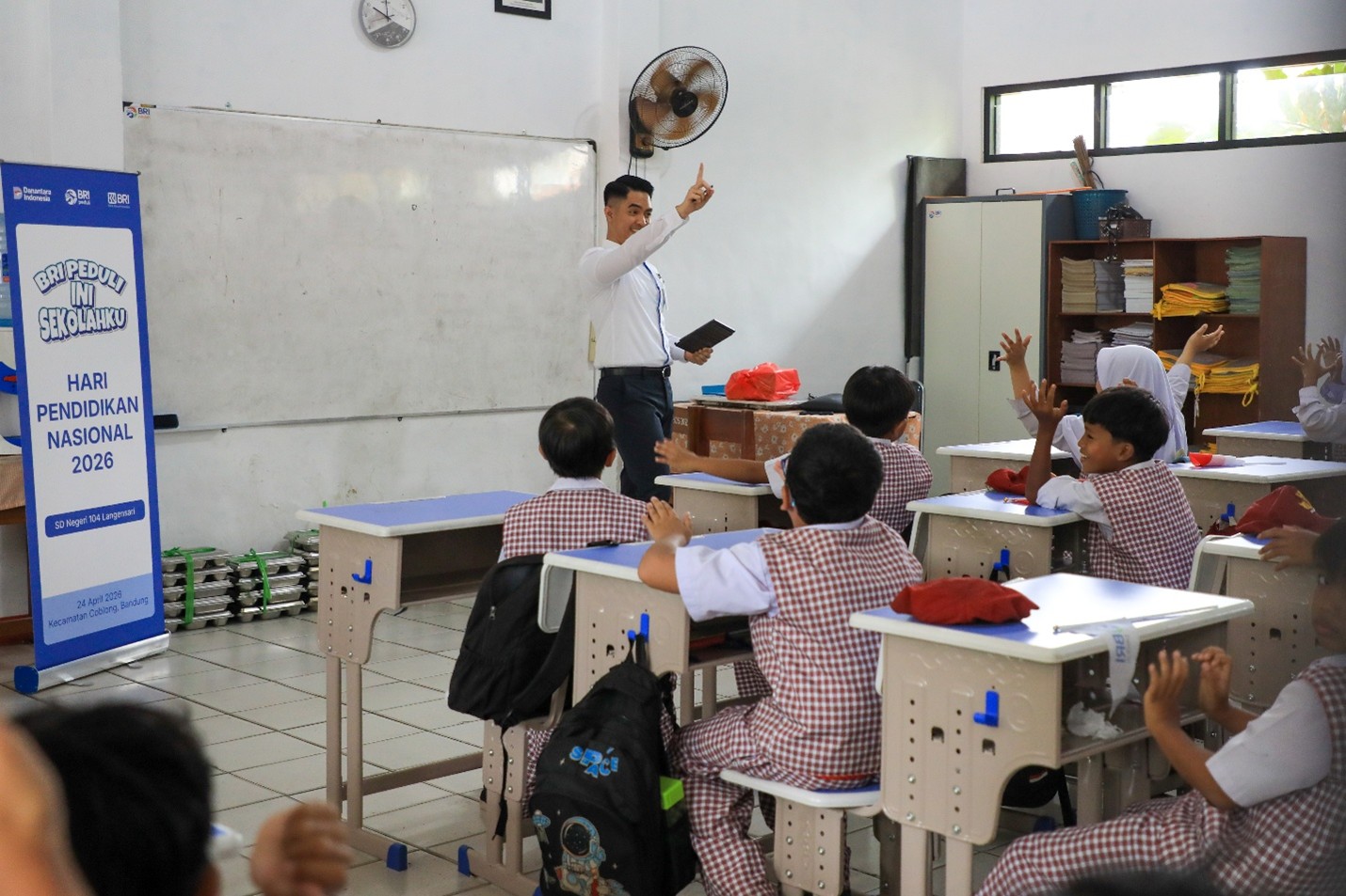 BRI Peduli isi Hardiknas dengan Kelas Inspirasi hingga Berbagi Alat Tulis untuk Siswa