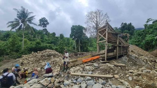 Dua Alat Berat Dikabarkan Kembali Dipasok ke Tambang Emas Ilegal Tombi