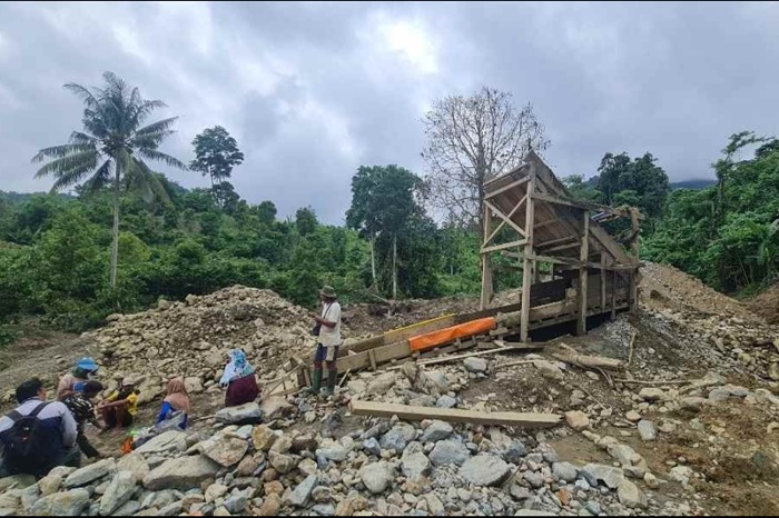 Dua Alat Berat Dikabarkan Kembali Dipasok ke Tambang Emas Ilegal Tombi