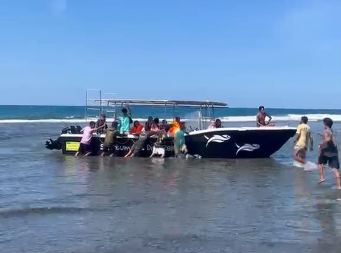 Sempat Hilang di Teluk Tomini, 11 Turis Asing Berhasil Dievakuasi