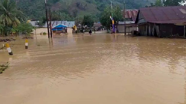 Banjir Terjang Empat Desa di Kasimbar Parimo, Jalan Trans Sulawesi Tertutup Longsor
