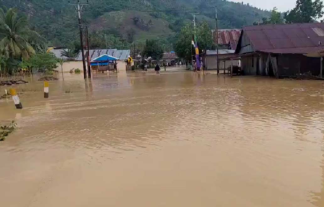 Banjir Terjang Empat Desa di Kasimbar Parimo, Jalan Trans Sulawesi Tertutup Longsor