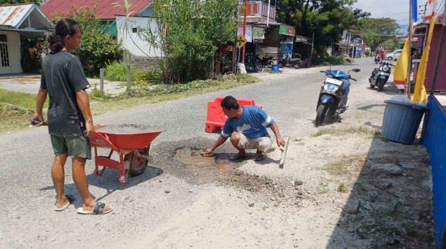 Cegah Korban Jiwa, Warga Parigi Perbaiki Jalan Rusak Secara Mandiri