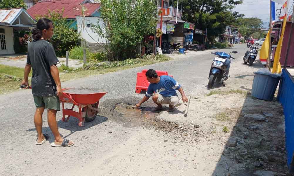 Cegah Korban Jiwa, Warga Parigi Perbaiki Jalan Rusak Secara Mandiri