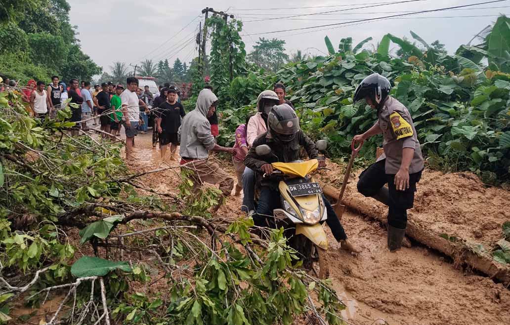 6 Titik Longsor Tutup Trans Sulawesi di Kasimbar Parimo, Satu Jembatan Dibatasi