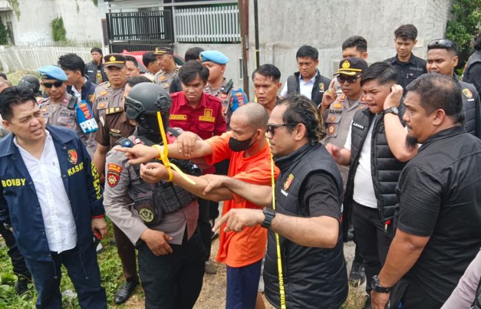 Aan Kurniawan Peragakan 34 Adegan Rekonstruksi Pembunuhan Satu Keluarga di Duyu
