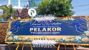 Viral! Karangan Bunga Bertuliskan Pelakor di Depan Bank Sulteng