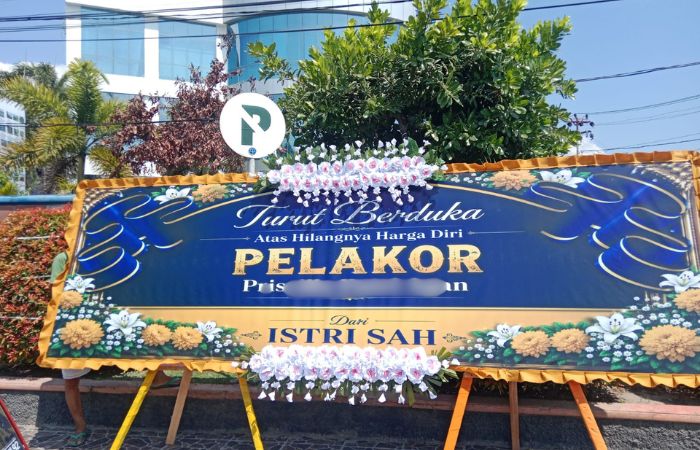 Viral! Karangan Bunga Bertuliskan Pelakor di Depan Bank Sulteng