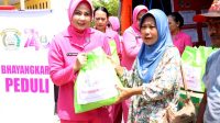 Bibit Hendrawan, menyerahkan bantuan kepada korban banjir Avolua Polres Parimo Salurkan Bantuan untuk Warga Terdampak Banjir Avolua