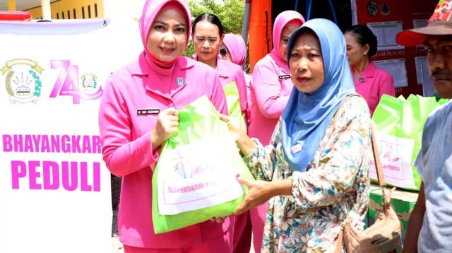 Polres Parimo Salurkan Bantuan untuk Warga Terdampak Banjir Avolua