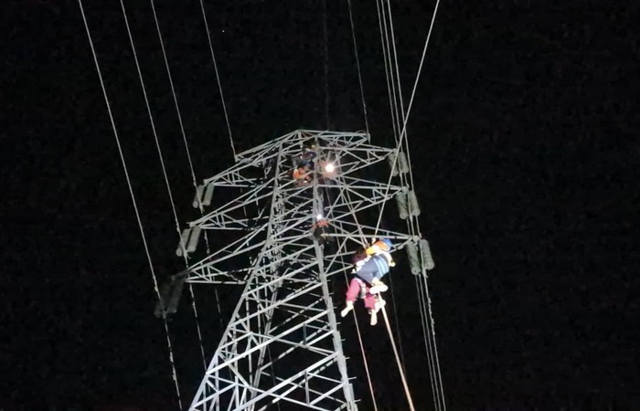Naik Tower PLN di Palu, Remaja 16 Tahun Berhasil Diselamatkan Tim SAR