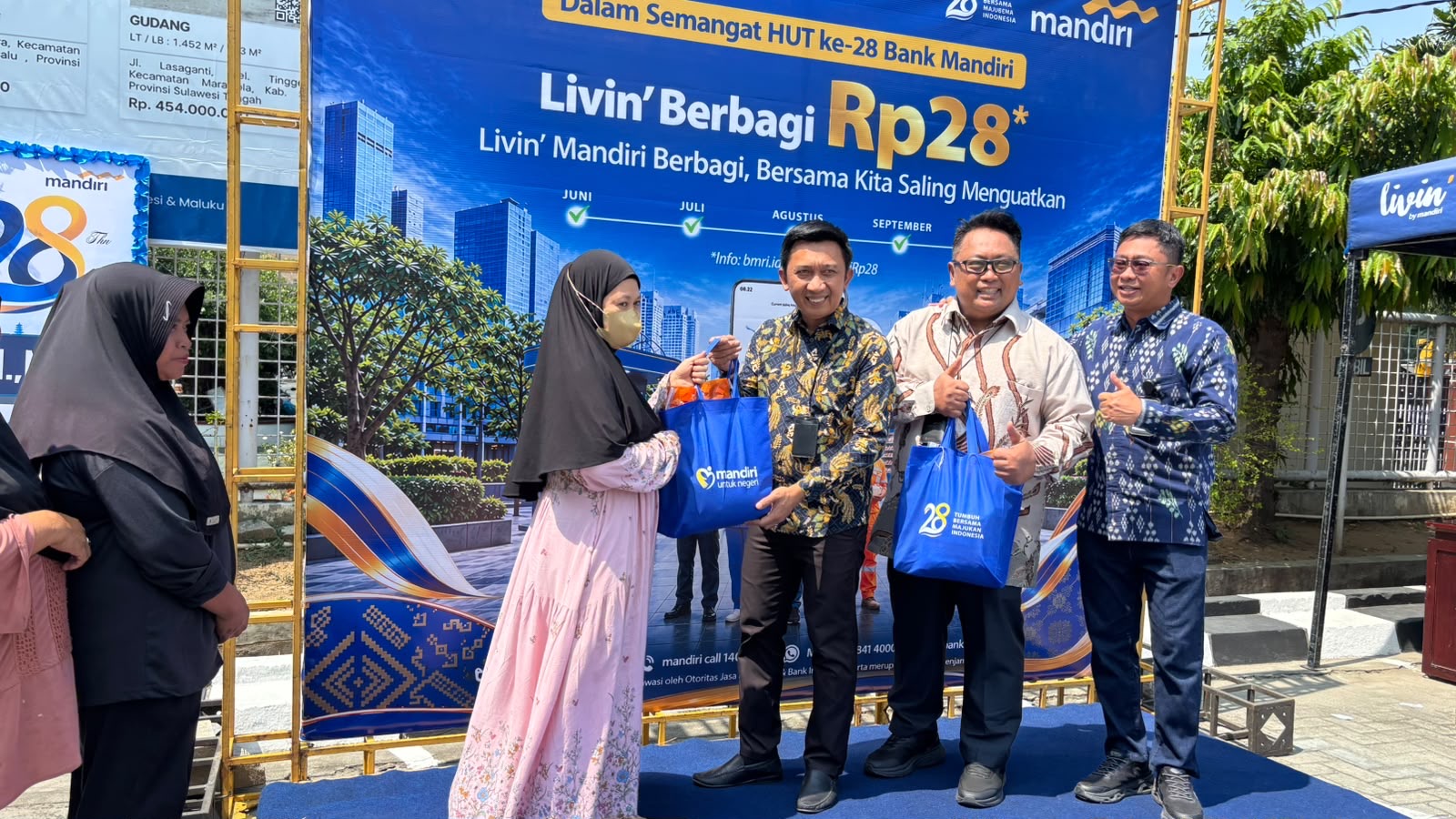 HUT ke-28, Bank Mandiri Palu Bagikan Paket Sembako hingga Perlengkapan Ibadah