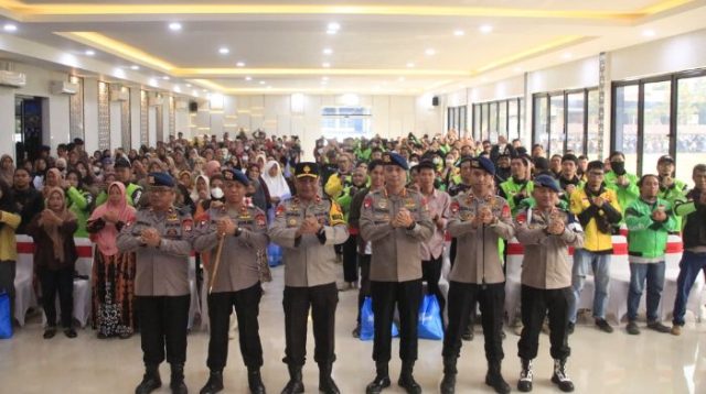 Brimob Polda Sulteng Gelar Hipnoterapi Gratis dan Bagikan Sembako kepada 485 Warga