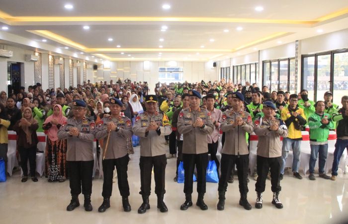 Brimob Polda Sulteng Gelar Hipnoterapi Gratis dan Bagikan Sembako kepada 485 Warga