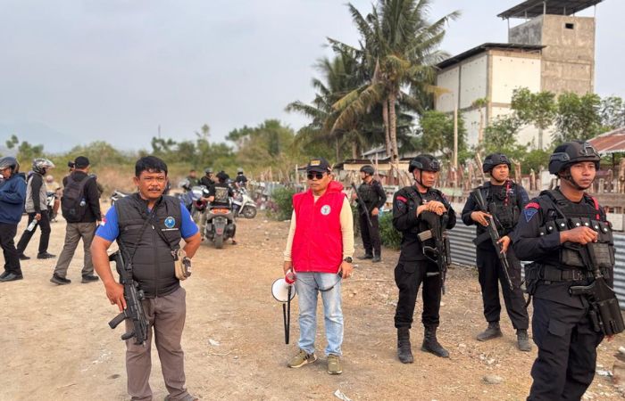 Penggerebekan Narkoba di Kayumalue: Dua Orang hingga Brankas Diamankan, Bandar Masih Diburu