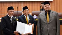 DPRD Palu Setujui Usul PAW Anugrah Pratama dari Jabatan Wakil Ketua II PALU, KABAR SULTENG – DPRD Kota Palu menyetujui usulan pemberhentian Mohammad Anugrah Pratama atau Nugi dari jabatan Wakil Ketua II DPRD Kota Palu. Persetujuan itu diambil dalam rapat paripurna di Ruang Sidang Utama DPRD Kota Palu, Kamis (1/10/2026). Rapat paripurna tersebut mengagendakan permintaan persetujuan perubahan jadwal Masa Persidangan Caturwulan III Tahun Sidang 2026, sekaligus memasukkan agenda usul pemberhentian Wakil Ketua DPRD Kota Palu dari Partai NasDem. Rapat dipimpin Wakil Ketua I DPRD Kota Palu, Muhlis U. Aca, didampingi Ketua DPRD Kota Palu, Rico A.T. Djanggola, dan Asisten I Bidang Pemerintahan dan Kesejahteraan Rakyat Setda Kota Palu, Usman. Sejumlah anggota DPRD, perwakilan organisasi perangkat daerah (OPD), serta camat dan lurah se-Kota Palu turut menghadiri rapat tersebut. Dalam forum itu, Muhlis membacakan surat DPD Partai NasDem Kota Palu Nomor 014-0SG.2/DPD NasDem Palu/9/2026 yang disertai surat keputusan DPP Partai NasDem. Dokumen tersebut memuat Keputusan DPP Partai NasDem Nomor 26.11-SK/AKD/DPP-NasDem/9/2026 tentang penetapan pimpinan DPRD serta Ketua Fraksi Partai NasDem DPRD Kota Palu untuk sisa masa jabatan 2024-2029. Surat pengantar dari DPD Partai NasDem Kota Palu kemudian disampaikan untuk diproses sesuai mekanisme peraturan perundang-undangan. Surat itu ditandatangani Ketua DPD Partai NasDem Kota Palu, Nancy Ficher, bersama Sekretaris Purnajaya Wiryawan. Usai membacakan surat tersebut, Muhlis meminta persetujuan anggota dewan untuk memasukkan agenda usul pemberhentian Wakil Ketua DPRD Kota Palu dari Partai NasDem. “Apakah agenda usul pemberhentian Wakil Ketua DPRD Kota Palu yang berasal dari Partai NasDem disetujui oleh forum rapat paripurna DPRD Kota Palu yang terhormat ini? Apakah dapat disetujui?” tanya Muhlis. “Setuju,” jawab peserta rapat. Persetujuan forum tersebut menandai diterimanya usul pemberhentian Nugi dari jabatan Wakil Ketua II DPRD Kota Palu. Pimpinan rapat selanjutnya menyampaikan bahwa produk hukum berupa keputusan pimpinan DPRD Kota Palu akan disesuaikan dengan hasil rapat paripurna. Rapat kemudian berlanjut pada agenda permintaan persetujuan perubahan jadwal Masa Persidangan Caturwulan III Tahun Sidang 2026. Sebelumnya, DPRD Kota Palu telah menerima surat usulan pergantian antarwaktu (PAW) dari DPD Partai NasDem Kota Palu Nomor 09-SE.2/DPD-NasDem-Palu/IX/2026 tertanggal 20 September 2026. KPU Kota Palu juga telah menyampaikan surat balasan terkait proses tersebut. Nugi merupakan anggota DPRD Kota Palu periode 2024-2029 dari Fraksi Partai NasDem yang menjabat Wakil Ketua II. Dalam bahan yang disampaikan, Nugi disebut telah menyatakan mundur dari Partai NasDem dan bergabung dengan Partai Solidaritas Indonesia (PSI). Perubahan keanggotaan partai itu kemudian menjadi dasar pengajuan proses PAW. Tahapan selanjutnya akan mengikuti mekanisme dan ketentuan peraturan perundang-undangan terkait pemberhentian dan penggantian antarwaktu anggota DPRD.***
