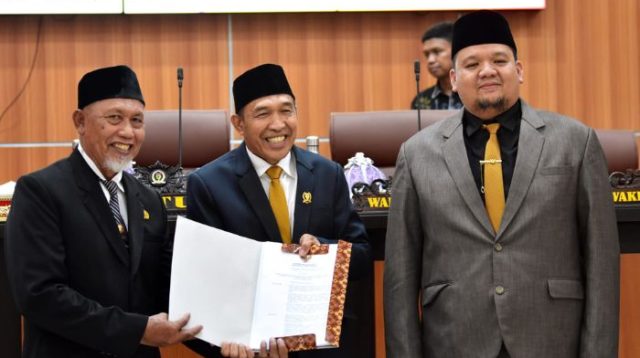 DPRD Palu Setujui Usul PAW Anugrah Pratama dari Jabatan Wakil Ketua II PALU, KABAR SULTENG – DPRD Kota Palu menyetujui usulan pemberhentian Mohammad Anugrah Pratama atau Nugi dari jabatan Wakil Ketua II DPRD Kota Palu. Persetujuan itu diambil dalam rapat paripurna di Ruang Sidang Utama DPRD Kota Palu, Kamis (1/10/2026). Rapat paripurna tersebut mengagendakan permintaan persetujuan perubahan jadwal Masa Persidangan Caturwulan III Tahun Sidang 2026, sekaligus memasukkan agenda usul pemberhentian Wakil Ketua DPRD Kota Palu dari Partai NasDem. Rapat dipimpin Wakil Ketua I DPRD Kota Palu, Muhlis U. Aca, didampingi Ketua DPRD Kota Palu, Rico A.T. Djanggola, dan Asisten I Bidang Pemerintahan dan Kesejahteraan Rakyat Setda Kota Palu, Usman. Sejumlah anggota DPRD, perwakilan organisasi perangkat daerah (OPD), serta camat dan lurah se-Kota Palu turut menghadiri rapat tersebut. Dalam forum itu, Muhlis membacakan surat DPD Partai NasDem Kota Palu Nomor 014-0SG.2/DPD NasDem Palu/9/2026 yang disertai surat keputusan DPP Partai NasDem. Dokumen tersebut memuat Keputusan DPP Partai NasDem Nomor 26.11-SK/AKD/DPP-NasDem/9/2026 tentang penetapan pimpinan DPRD serta Ketua Fraksi Partai NasDem DPRD Kota Palu untuk sisa masa jabatan 2024-2029. Surat pengantar dari DPD Partai NasDem Kota Palu kemudian disampaikan untuk diproses sesuai mekanisme peraturan perundang-undangan. Surat itu ditandatangani Ketua DPD Partai NasDem Kota Palu, Nancy Ficher, bersama Sekretaris Purnajaya Wiryawan. Usai membacakan surat tersebut, Muhlis meminta persetujuan anggota dewan untuk memasukkan agenda usul pemberhentian Wakil Ketua DPRD Kota Palu dari Partai NasDem. “Apakah agenda usul pemberhentian Wakil Ketua DPRD Kota Palu yang berasal dari Partai NasDem disetujui oleh forum rapat paripurna DPRD Kota Palu yang terhormat ini? Apakah dapat disetujui?” tanya Muhlis. “Setuju,” jawab peserta rapat. Persetujuan forum tersebut menandai diterimanya usul pemberhentian Nugi dari jabatan Wakil Ketua II DPRD Kota Palu. Pimpinan rapat selanjutnya menyampaikan bahwa produk hukum berupa keputusan pimpinan DPRD Kota Palu akan disesuaikan dengan hasil rapat paripurna. Rapat kemudian berlanjut pada agenda permintaan persetujuan perubahan jadwal Masa Persidangan Caturwulan III Tahun Sidang 2026. Sebelumnya, DPRD Kota Palu telah menerima surat usulan pergantian antarwaktu (PAW) dari DPD Partai NasDem Kota Palu Nomor 09-SE.2/DPD-NasDem-Palu/IX/2026 tertanggal 20 September 2026. KPU Kota Palu juga telah menyampaikan surat balasan terkait proses tersebut. Nugi merupakan anggota DPRD Kota Palu periode 2024-2029 dari Fraksi Partai NasDem yang menjabat Wakil Ketua II. Dalam bahan yang disampaikan, Nugi disebut telah menyatakan mundur dari Partai NasDem dan bergabung dengan Partai Solidaritas Indonesia (PSI). Perubahan keanggotaan partai itu kemudian menjadi dasar pengajuan proses PAW. Tahapan selanjutnya akan mengikuti mekanisme dan ketentuan peraturan perundang-undangan terkait pemberhentian dan penggantian antarwaktu anggota DPRD.***