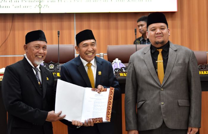 DPRD Palu Setujui Usul PAW Anugrah Pratama dari Jabatan Wakil Ketua II PALU, KABAR SULTENG – DPRD Kota Palu menyetujui usulan pemberhentian Mohammad Anugrah Pratama atau Nugi dari jabatan Wakil Ketua II DPRD Kota Palu. Persetujuan itu diambil dalam rapat paripurna di Ruang Sidang Utama DPRD Kota Palu, Kamis (1/10/2026). Rapat paripurna tersebut mengagendakan permintaan persetujuan perubahan jadwal Masa Persidangan Caturwulan III Tahun Sidang 2026, sekaligus memasukkan agenda usul pemberhentian Wakil Ketua DPRD Kota Palu dari Partai NasDem. Rapat dipimpin Wakil Ketua I DPRD Kota Palu, Muhlis U. Aca, didampingi Ketua DPRD Kota Palu, Rico A.T. Djanggola, dan Asisten I Bidang Pemerintahan dan Kesejahteraan Rakyat Setda Kota Palu, Usman. Sejumlah anggota DPRD, perwakilan organisasi perangkat daerah (OPD), serta camat dan lurah se-Kota Palu turut menghadiri rapat tersebut. Dalam forum itu, Muhlis membacakan surat DPD Partai NasDem Kota Palu Nomor 014-0SG.2/DPD NasDem Palu/9/2026 yang disertai surat keputusan DPP Partai NasDem. Dokumen tersebut memuat Keputusan DPP Partai NasDem Nomor 26.11-SK/AKD/DPP-NasDem/9/2026 tentang penetapan pimpinan DPRD serta Ketua Fraksi Partai NasDem DPRD Kota Palu untuk sisa masa jabatan 2024-2029. Surat pengantar dari DPD Partai NasDem Kota Palu kemudian disampaikan untuk diproses sesuai mekanisme peraturan perundang-undangan. Surat itu ditandatangani Ketua DPD Partai NasDem Kota Palu, Nancy Ficher, bersama Sekretaris Purnajaya Wiryawan. Usai membacakan surat tersebut, Muhlis meminta persetujuan anggota dewan untuk memasukkan agenda usul pemberhentian Wakil Ketua DPRD Kota Palu dari Partai NasDem. “Apakah agenda usul pemberhentian Wakil Ketua DPRD Kota Palu yang berasal dari Partai NasDem disetujui oleh forum rapat paripurna DPRD Kota Palu yang terhormat ini? Apakah dapat disetujui?” tanya Muhlis. “Setuju,” jawab peserta rapat. Persetujuan forum tersebut menandai diterimanya usul pemberhentian Nugi dari jabatan Wakil Ketua II DPRD Kota Palu. Pimpinan rapat selanjutnya menyampaikan bahwa produk hukum berupa keputusan pimpinan DPRD Kota Palu akan disesuaikan dengan hasil rapat paripurna. Rapat kemudian berlanjut pada agenda permintaan persetujuan perubahan jadwal Masa Persidangan Caturwulan III Tahun Sidang 2026. Sebelumnya, DPRD Kota Palu telah menerima surat usulan pergantian antarwaktu (PAW) dari DPD Partai NasDem Kota Palu Nomor 09-SE.2/DPD-NasDem-Palu/IX/2026 tertanggal 20 September 2026. KPU Kota Palu juga telah menyampaikan surat balasan terkait proses tersebut. Nugi merupakan anggota DPRD Kota Palu periode 2024-2029 dari Fraksi Partai NasDem yang menjabat Wakil Ketua II. Dalam bahan yang disampaikan, Nugi disebut telah menyatakan mundur dari Partai NasDem dan bergabung dengan Partai Solidaritas Indonesia (PSI). Perubahan keanggotaan partai itu kemudian menjadi dasar pengajuan proses PAW. Tahapan selanjutnya akan mengikuti mekanisme dan ketentuan peraturan perundang-undangan terkait pemberhentian dan penggantian antarwaktu anggota DPRD.***